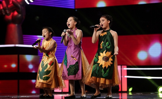 The Voice Kids tập 8: Ba cô bé 'Chuồn chuồn ớt' làm 'bùng nổ' sân khấu