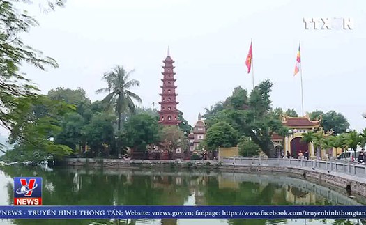 VIDEO: Người dân đi lễ chùa đầu năm mới