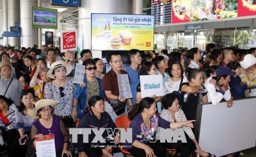 Sân bay Tân Sơn Nhất 'chật cứng' thân nhân đón người nhà về quê ăn Tết