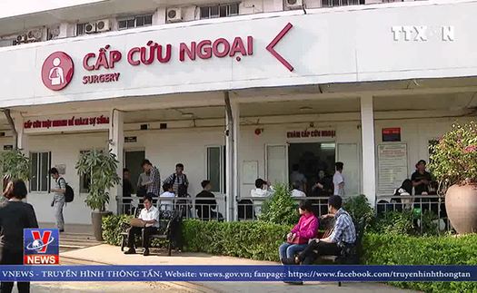 VIDEO sập vữa trần phòng học trường THPT Trần Nhân Tông, Hà Nội, 3 học sinh cấp cứu