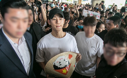 Jung Hae In đội nón lá, hạnh phúc trong vòng vây fan Việt