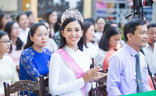 Hoa hậu Trần Tiểu Vy diện áo dài trắng đẹp tinh khôi về thăm trường cũ