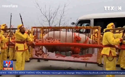 Trao giải 'vua lợn' nặng 900kg, 9 người khiêng