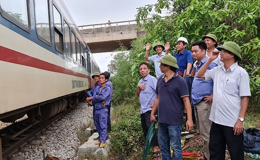 Đường sắt Bắc - Nam thông tuyến, sẵn sàng vận chuyển miễn phí hàng cứu trợ