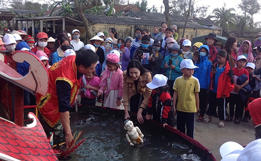 '12 con giáp': Hoa hậu Đỗ Hà trải nghiệm múa rối nước cùng nghệ sĩ Phan Thanh Liêm