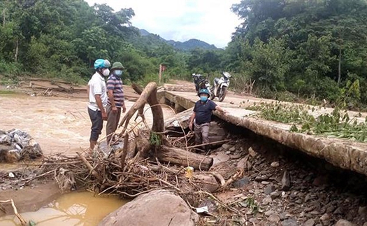 Áp thấp nhiệt đới cách Hà Tĩnh 120 km, gây mưa lớn tại Trung Bộ