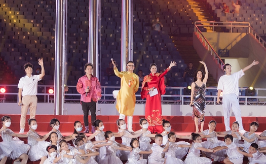 Lễ khai mạc SEA Games 31: Tùng Dương, Hồng Nhung cùng Oplus hát 'Let's shine'