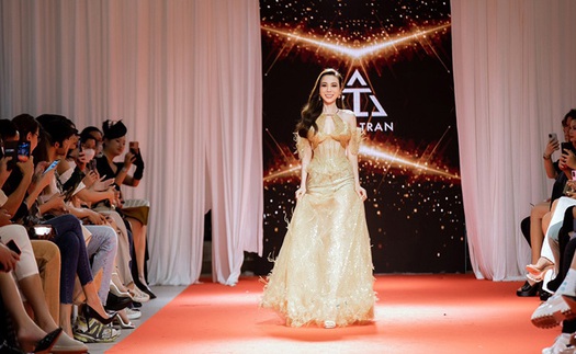 Hoàng Dung diễn vedette show của NTK Trần Hùng tại London Fashion Week 2023