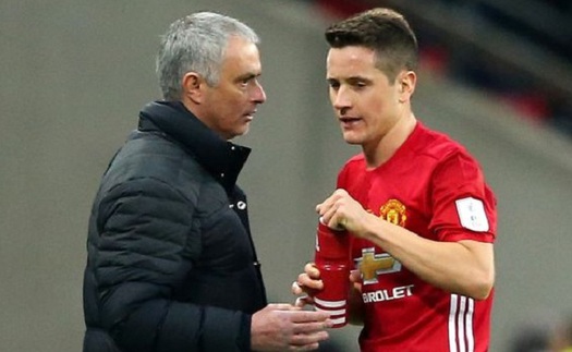 CĐV Man United CẦU XIN Mourinho trao băng đội trưởng cho Herrera