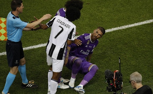 Sergio Ramos làm 'kịch sĩ', Juan Cuadrado dính thẻ đỏ OAN UỔNG