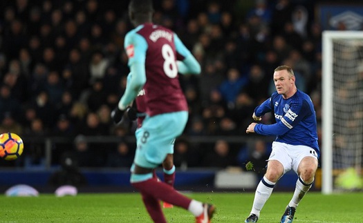 Rooney lập siêu phẩm từ giữa sân, ghi hat-trick cho Everton