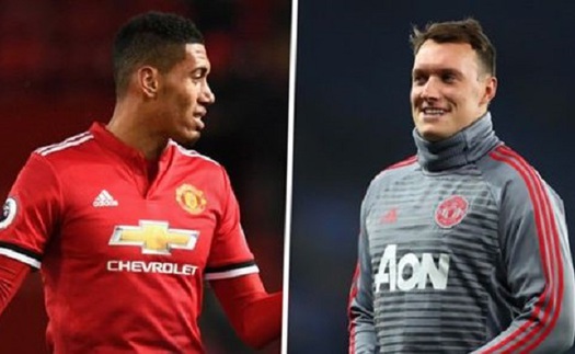 Mourinho quyết thay máu hàng thủ, bán cả Phil Jones lẫn Chris Smalling