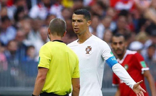 Cầu thủ Morocco nổi đóa vì trọng tài chính... xin áo đấu của Ronaldo