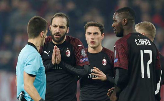 AC Milan bất ngờ bị Olympiakos loại khỏi Europa League dù nắm lợi thế lớn