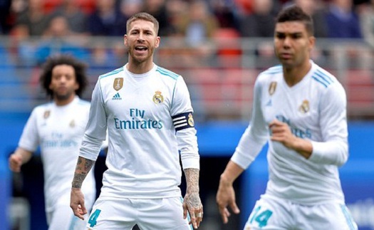 Sergio Ramos rời sân 'giải quyết nỗi buồn', mặc cho Real Madrid đá thiếu người