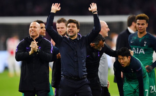 Pochettino ca ngợi 'cầu thủ Tottenham là siêu anh hùng', HLV Ajax sốc đau đớn vì thua ở giây cuối