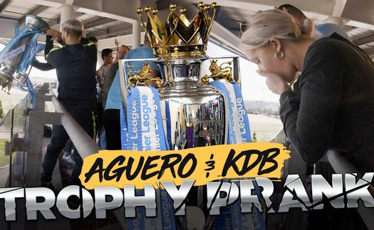 Aguero và De Bruyne khiến CĐV Man City sợ xanh mặt bằng màn thả vỡ cúp vô địch... giả