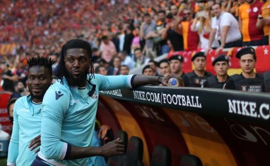 Adebayor bị thủ môn đối phương đẩy ngã trong trận đấu căng thẳng nhất giải Thổ Nhĩ Kỳ