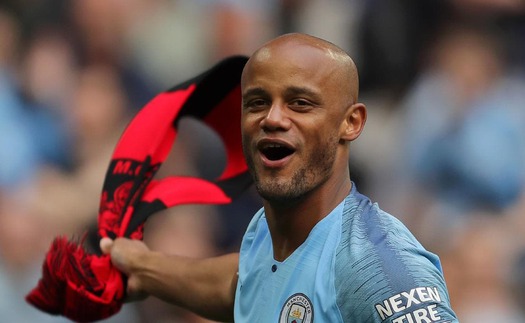 Vincent Kompany nhận tin 'sét đánh' sau thông báo rời Man City