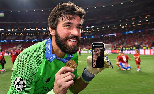 Xúc động: Alisson gọi điện cho vợ ngay trên sân sau khi vừa vô địch Champions League