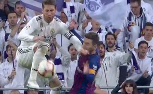 Ramos thẳng tay đánh cùi chỏ vào mặt Messi khiến CĐV Barca nổi cơn thịnh nộ