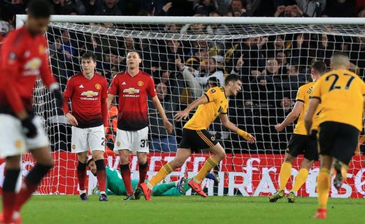 CĐV Wolves hát vang tên của Mourinho khiến fan MU giận tím mặt