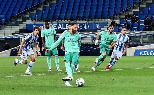 Real Sociedad 1-2 Real Madrid: Benzema toả sáng, Real giành ngôi đầu bảng của Barcelona