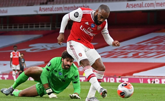 Arsenal 2-1 Liverpool: Hàng thủ sai lầm, Liverpool hết hy vọng phá kỷ lục của Man City