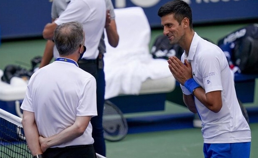 Djokovic nói gì khi bị loại vì lỗi hất bóng trúng mặt trọng tài dây ở US Open 2020?