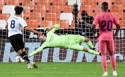 Valencia 4-1 Real Madrid: Soler lập hat-trick penalty khiến Real thảm bại tại Mestalla