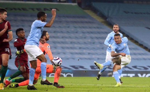 Man City 4-1 Wolves: Mahrez và Jesus tỏa sáng, Man City bỏ xa MU 15 điểm