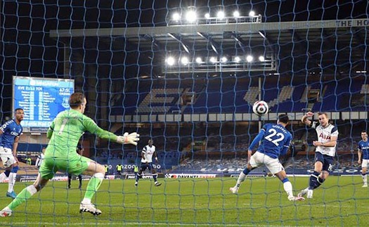 Everton 2-2 Tottenham: Harry Kane lập cú đúp rồi chấn thương, Spurs lo sốt vó