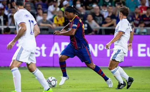 Ronaldinho tái hiện năm tháng đỉnh cao ở trận 'siêu kinh điển' của các huyền thoại