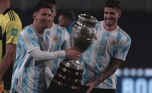 Messi bật khóc nức nở khi khoe cúp Copa America trước CĐV nhà