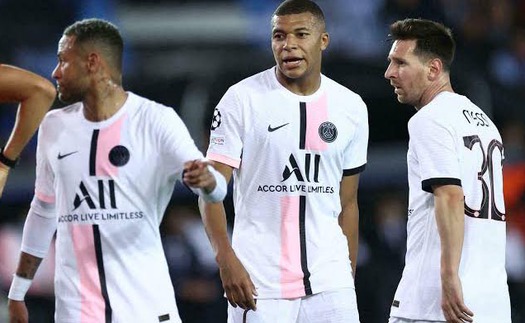 CĐV ngán ngẩm khi Messi, Mbappe và Neymar không sút trúng đích một lần