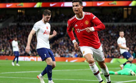 CĐV MU vỡ òa khi Ronaldo bắt volley tung lưới Tottenham