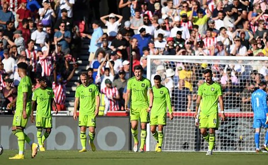 Ten Hag bắt cầu thủ MU chạy è cổ dưới nắng nóng sau trận thua trước Brentford