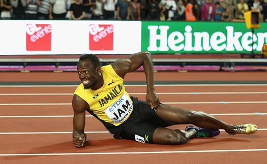 Usain Bolt chấn thương ở lần chạy cuối cùng trong sự nghiệp