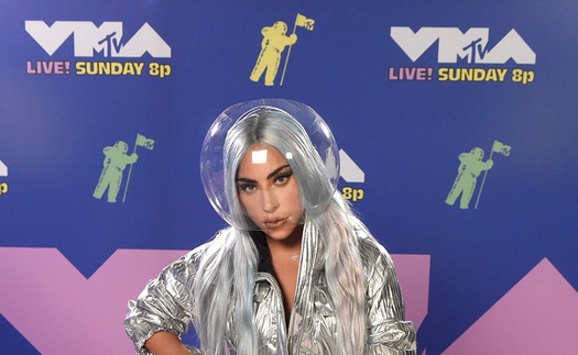 Lady Gaga 'cách tân' khẩu trang, Miley Cyrus gợi cảm dự VMA 2020