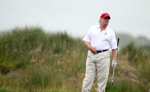 Donald Trump thúc giục các golfer 'lĩnh tiền' và đầu quân cho LIV Golf