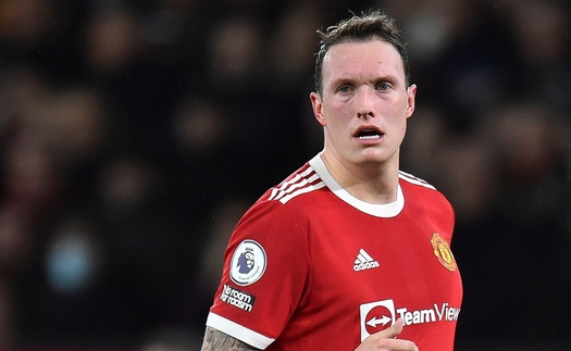 Phil Jones bị đuổi khỏi phòng thay đồ MU