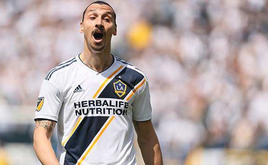 Ibrahimovic: 'Tôi sút xa ghi bàn vì... quá mệt để chạy'