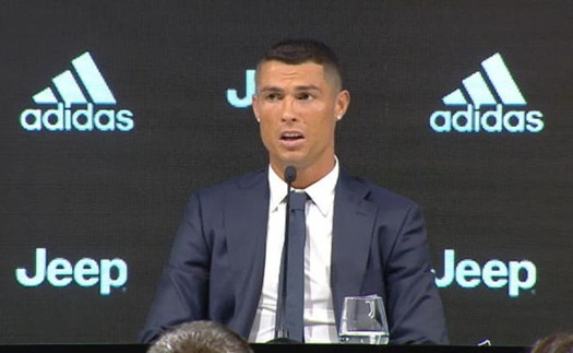 VIDEO: Bí quyết biến áo đấu Real Madrid của Ronaldo thành áo đấu Juventus trong vài phút