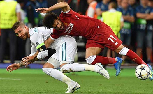 Salah vẫn phải băng bó vai, fan Liverpool lại nguyền rủa Sergio Ramos