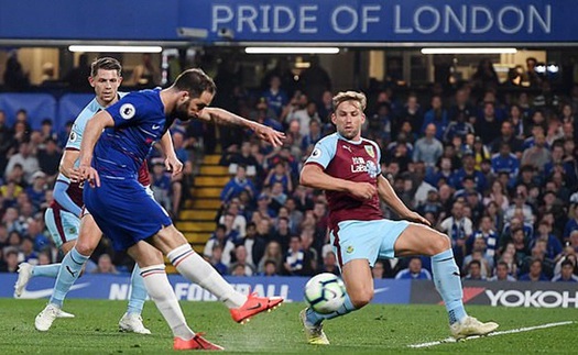 Chelsea: Gonzalo Higuain hậm hực ném áo, chai nước khi bị thay ra