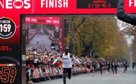 VĐV người Kenya Eliud Kipchoge chạy marathon dưới 2 giờ, đi vào lịch sử điền kinh thế giới