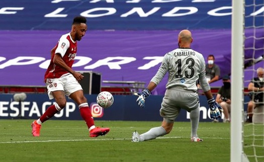 Aubameyang bị cáo buộc ăn vạ để kiếm 11m ở chung kết cúp FA