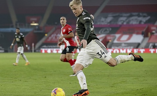 Van de Beek 'khoe' mắt cá sưng vù sau lần đá chính đầu tiên cho MU