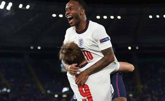 Sterling được ca ngợi 'gánh team' sau đường kiến tạo đẳng cấp cho Harry Kane