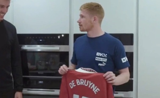 Được tặng áo đấu của MU, De Bruyne: 'Tôi có thể đốt nó không?'